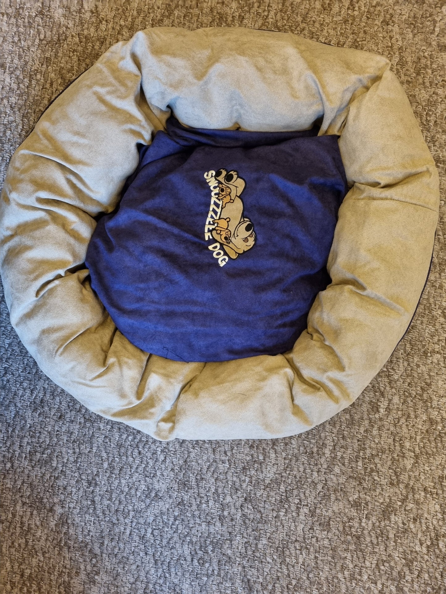 Snoozzzeee Donut Dog bed
